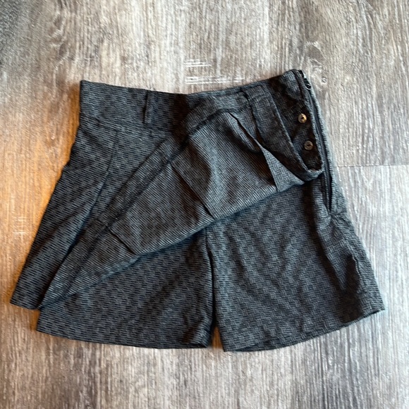 Peekaboo beans skirt - Picture 2 of 3